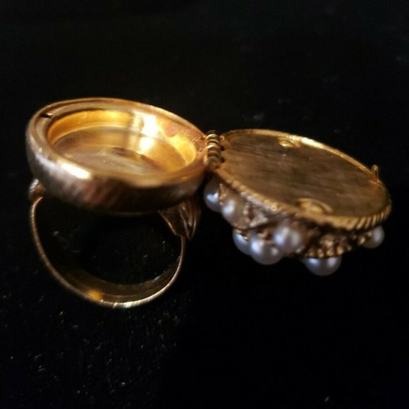 Large Oval-Shaped Lattice Dome Locket Ring With Faux Pearls by Avon - Picture 9 of 12